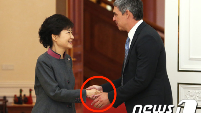 Larry Page Shows Bill Gates How It’s Done In South Korea