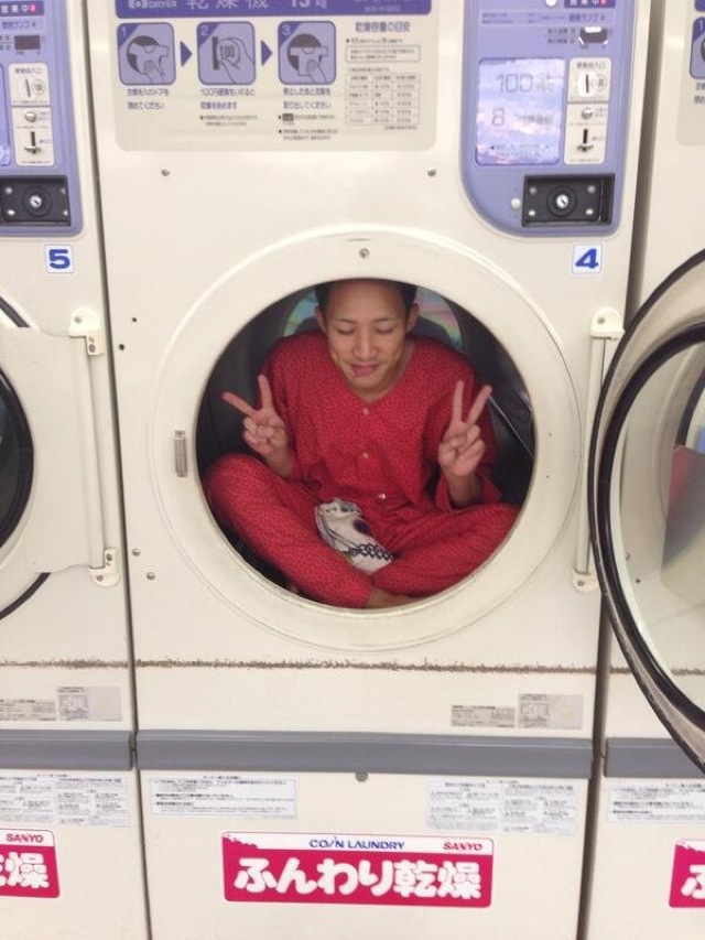 Japan’s Stupidest Photo Trend: Climbing Into Things