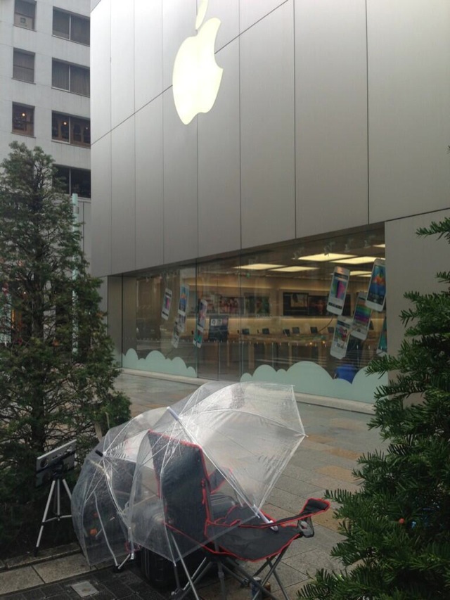 Tokyo Man Already Lined Up For iPhone 5S