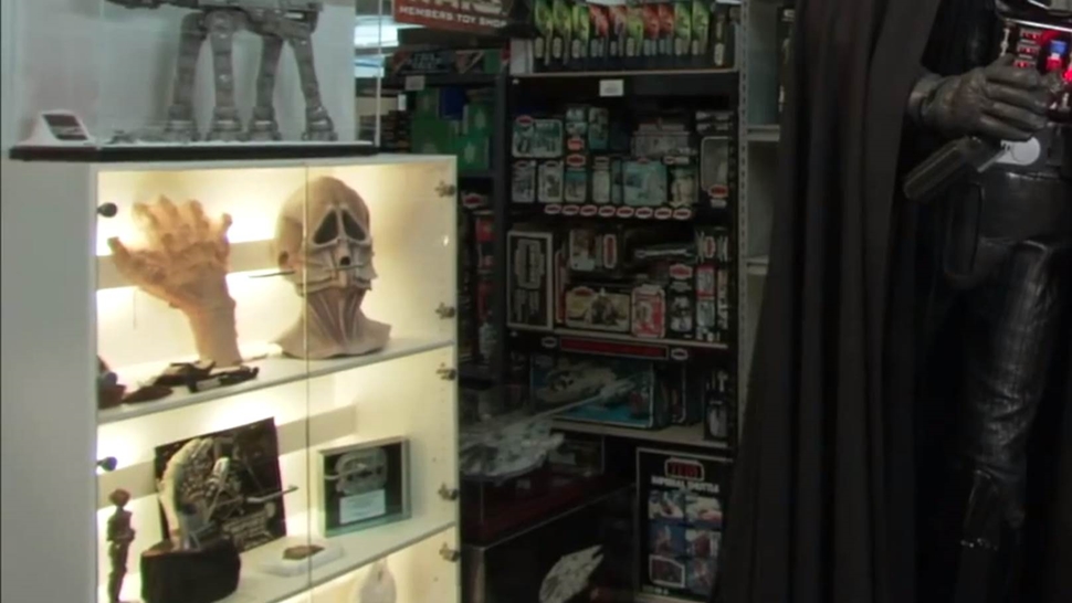 World’s Largest Star Wars Collection Includes A Working Cantina