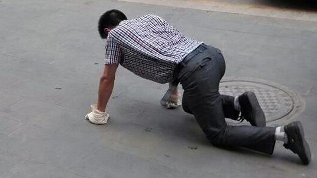 Managers Crawl On The Street After Failure
