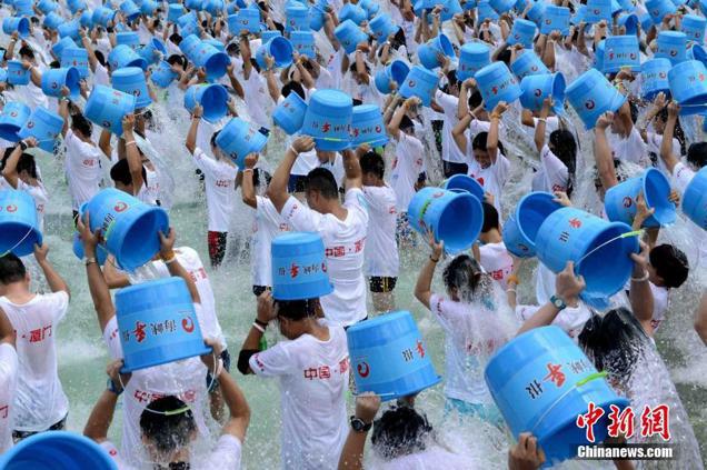 Here’s One Thousand People Doing The Ice Bucket Challenge