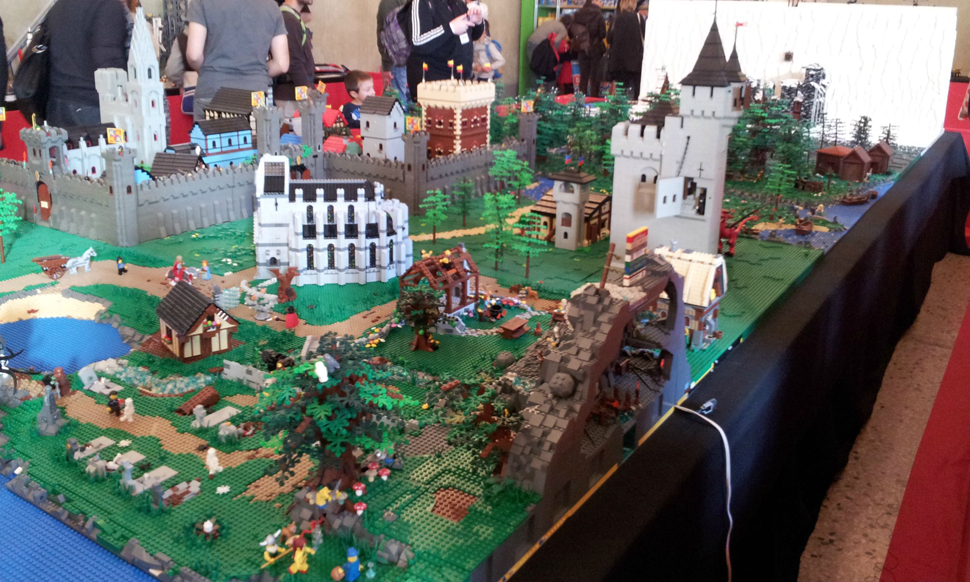 LEGO Westeros Has A Lot Of White Bricks (And A Peeing Tyrion)