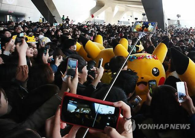 Huge Crowd At Pikachu Parade Causes Safety Concerns