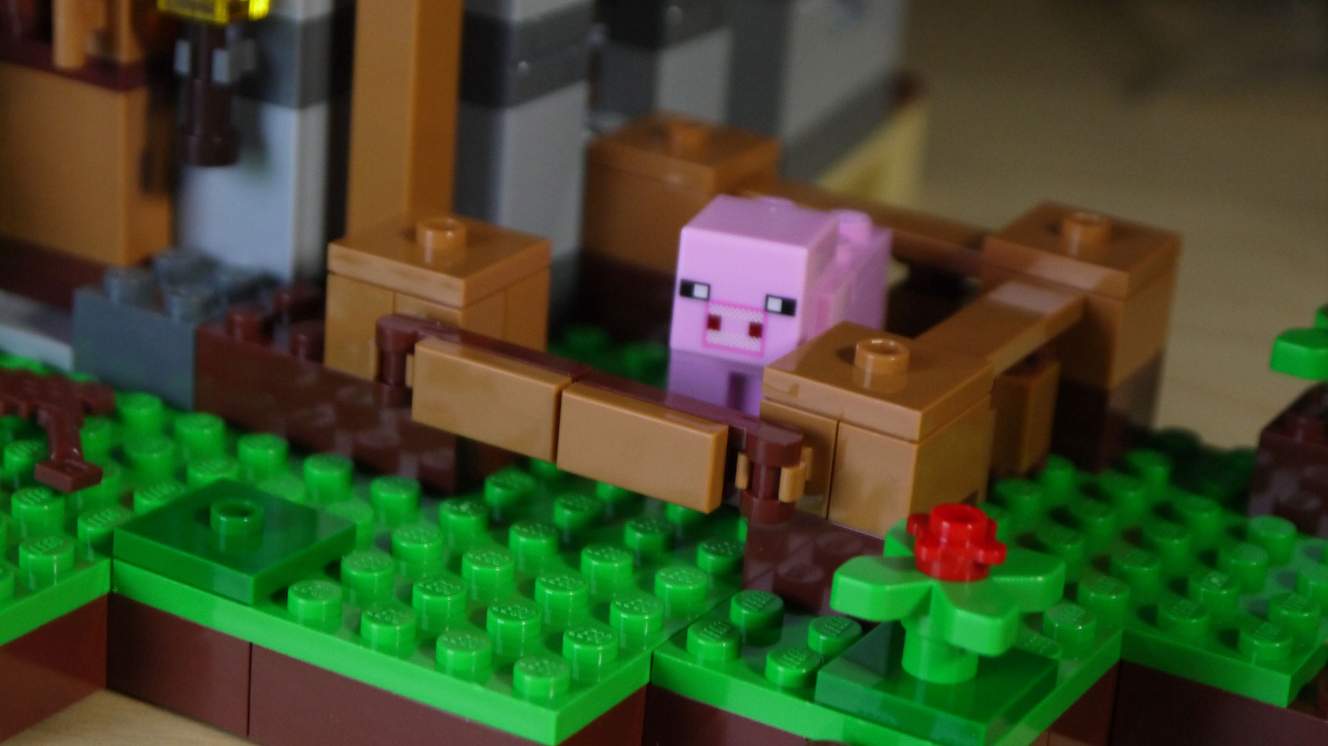 Building LEGO Minecraft Is Much More Fun At Minifig-Scale