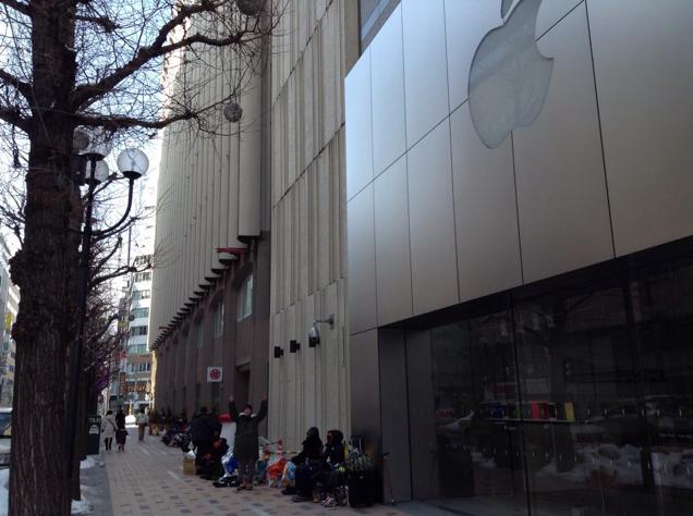 The Apple Store Line That Could Kill You. Literally. 