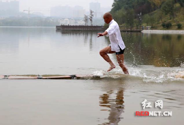 Shaolin Monk ‘Runs On Water’ For 118m
