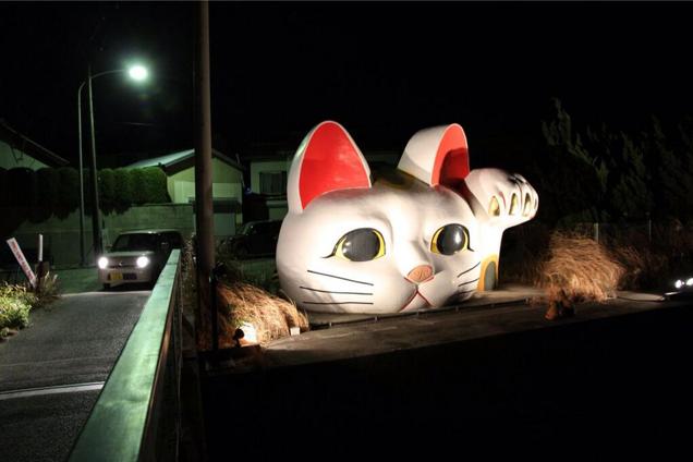 Attack On Giant Lucky Cat