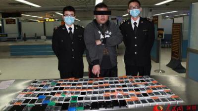 Smuggling 146 iPhones Looks Difficult