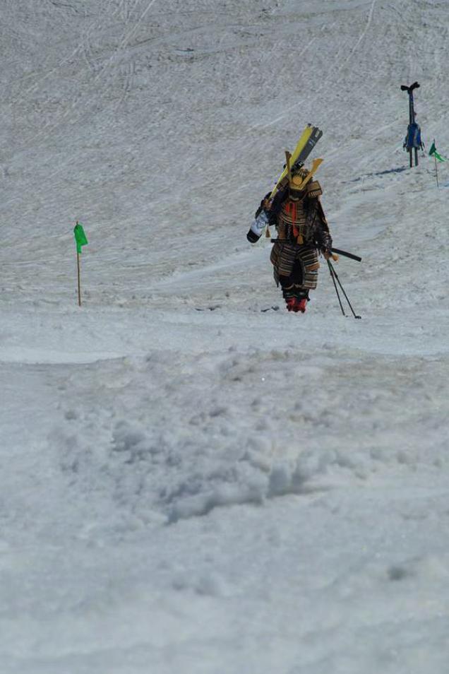 Skiing With Samurai Katana Looks Deadly