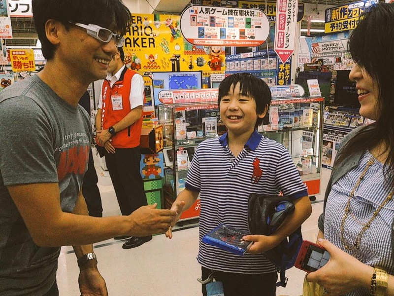 Hideo Kojima Sneaks Out, Signs Autographs