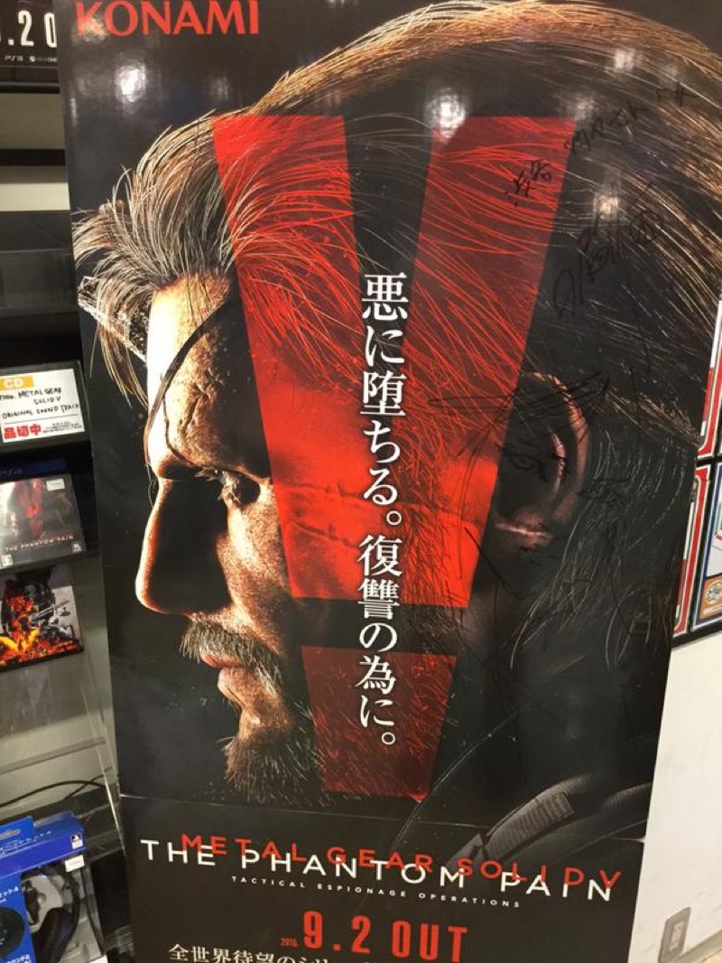 Hideo Kojima Sneaks Out, Signs Autographs