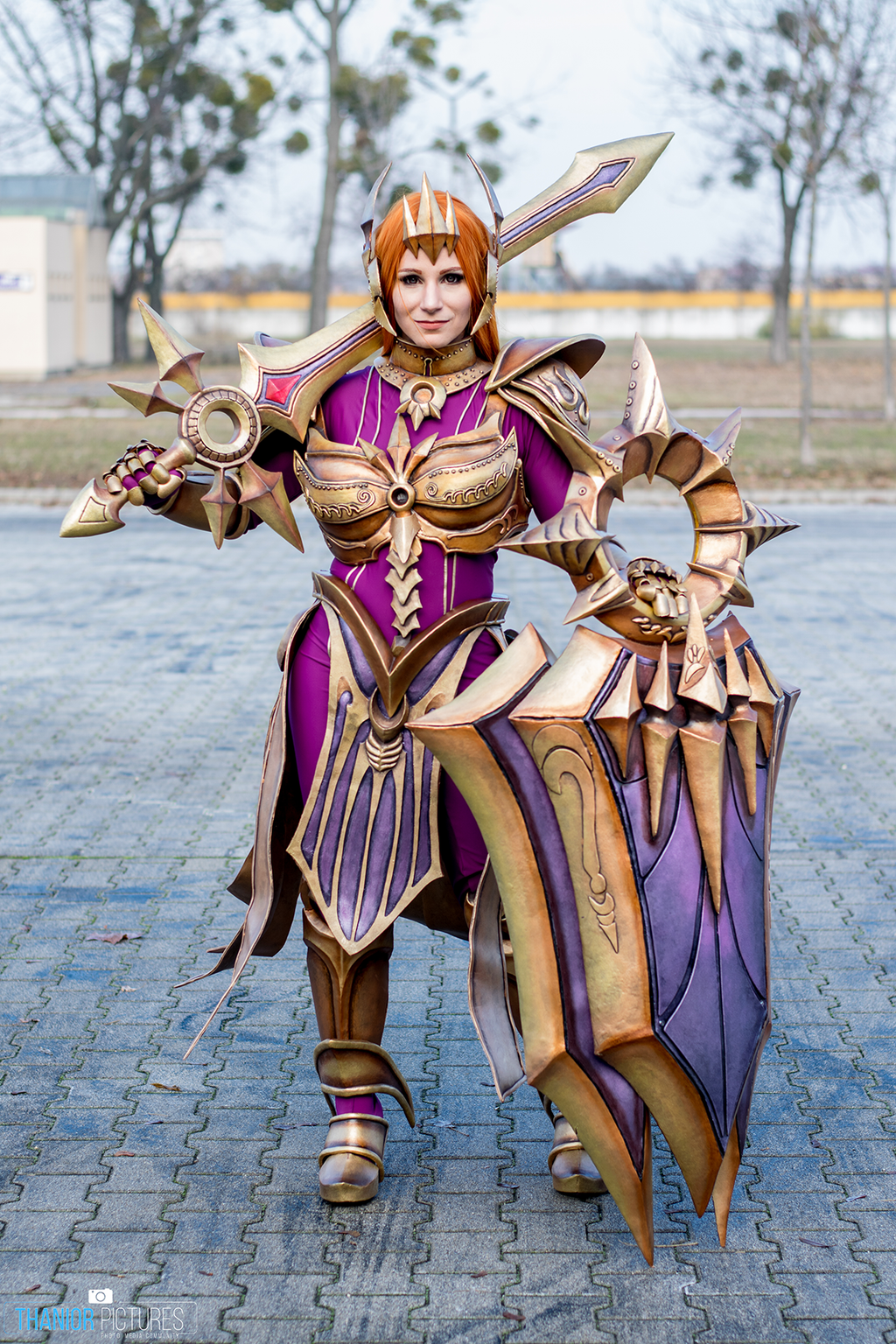 LoL Cosplay As Radiant As The Dawn