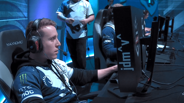 Counter-Strike Pro Wins Epic Shootout Against The Entire Enemy Team 