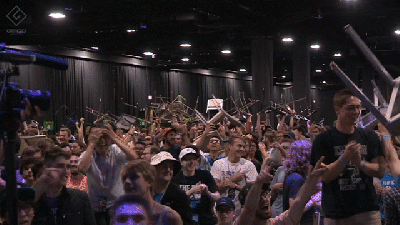 Melee Player Starts Trend Where Fans Raise Chairs Over Their Heads After Victories