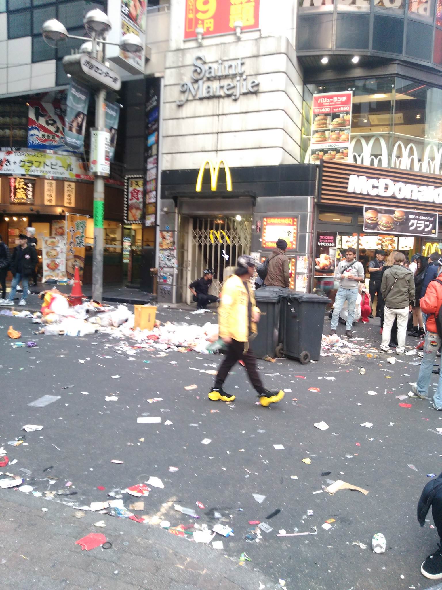 Shibuya Trashed After Halloween So Volunteers Clean Up