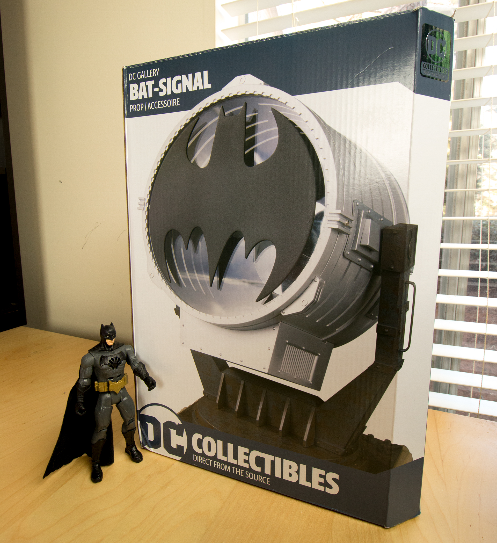 DC Gallery: The Bat-Signal - Inside Look 