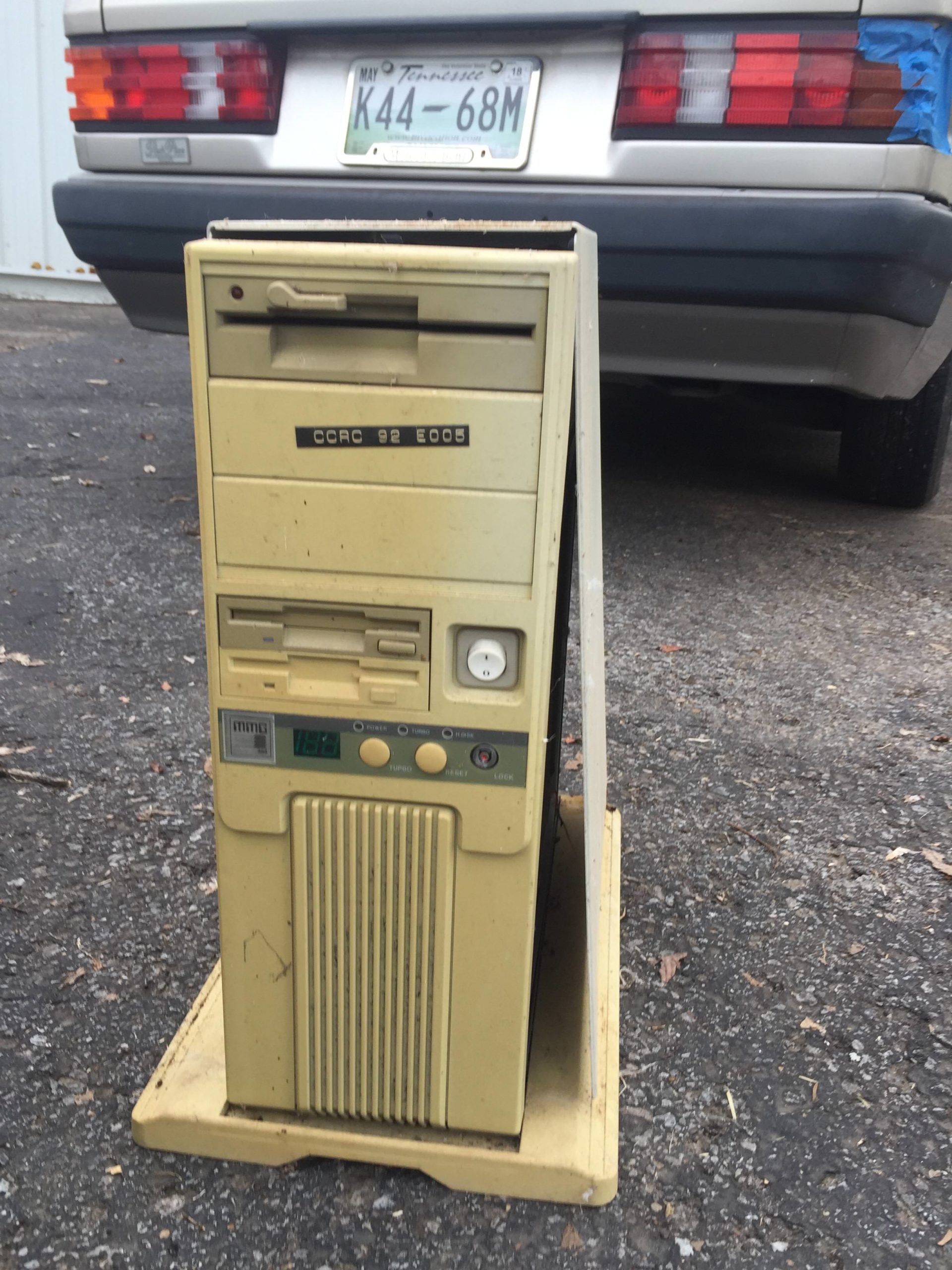 A Modern Gaming PC Inside An Old 386 Case