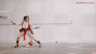 Mai Shiranui Cosplay Made Better With Fight Moves And Poses