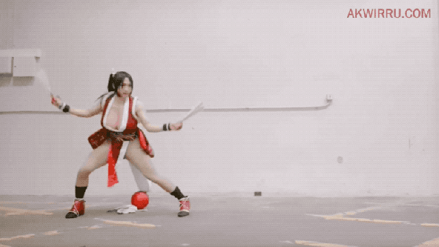 Mai Shiranui Cosplay Made Better With Fight Moves And Poses