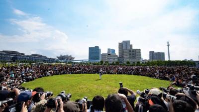 Japan’s Most Famous Cosplayer Draws A Huge Crowd