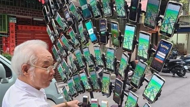 Grandpa Is Playing Pokémon Go In The Year 2173