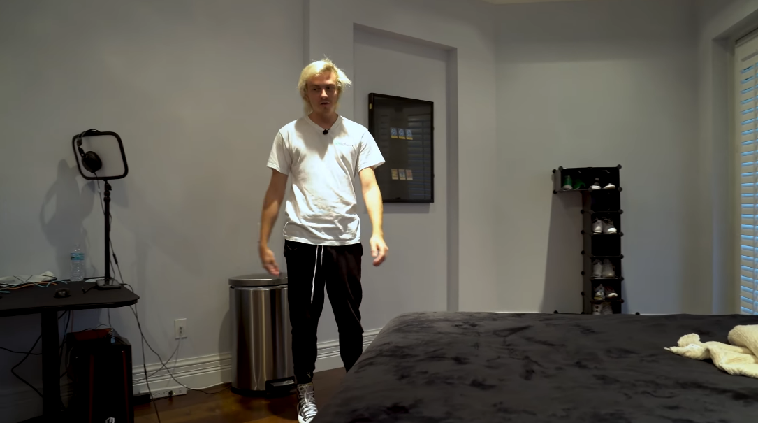 YouTuber Randumb touring his bedroom in One Per cent's new shared Fortnite mansion.  (Screenshot: One Per cent)