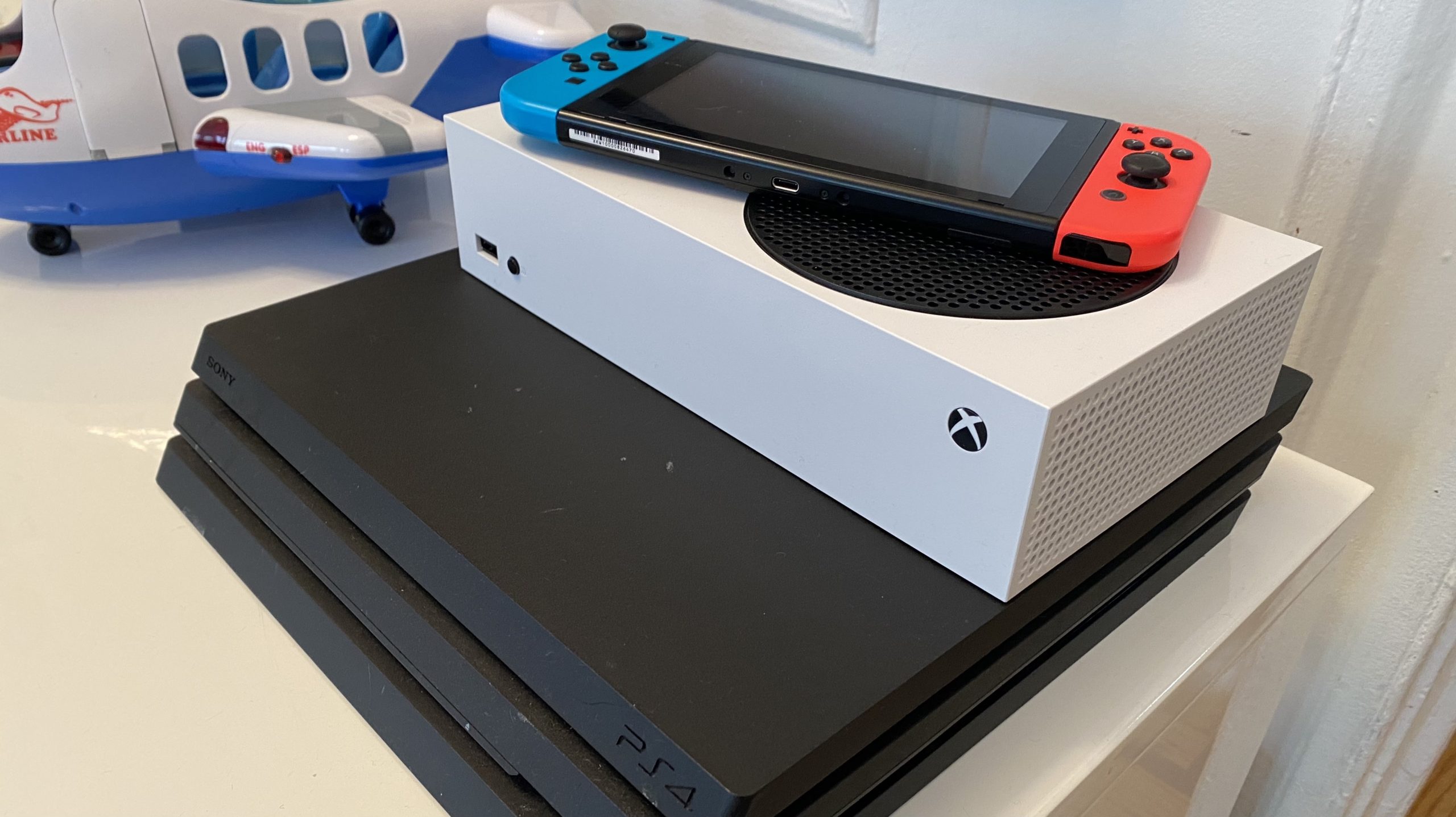 My Xbox Series S is the one in the middle. And, no, that's not a PS5 in the background. (Photo: Kotaku)