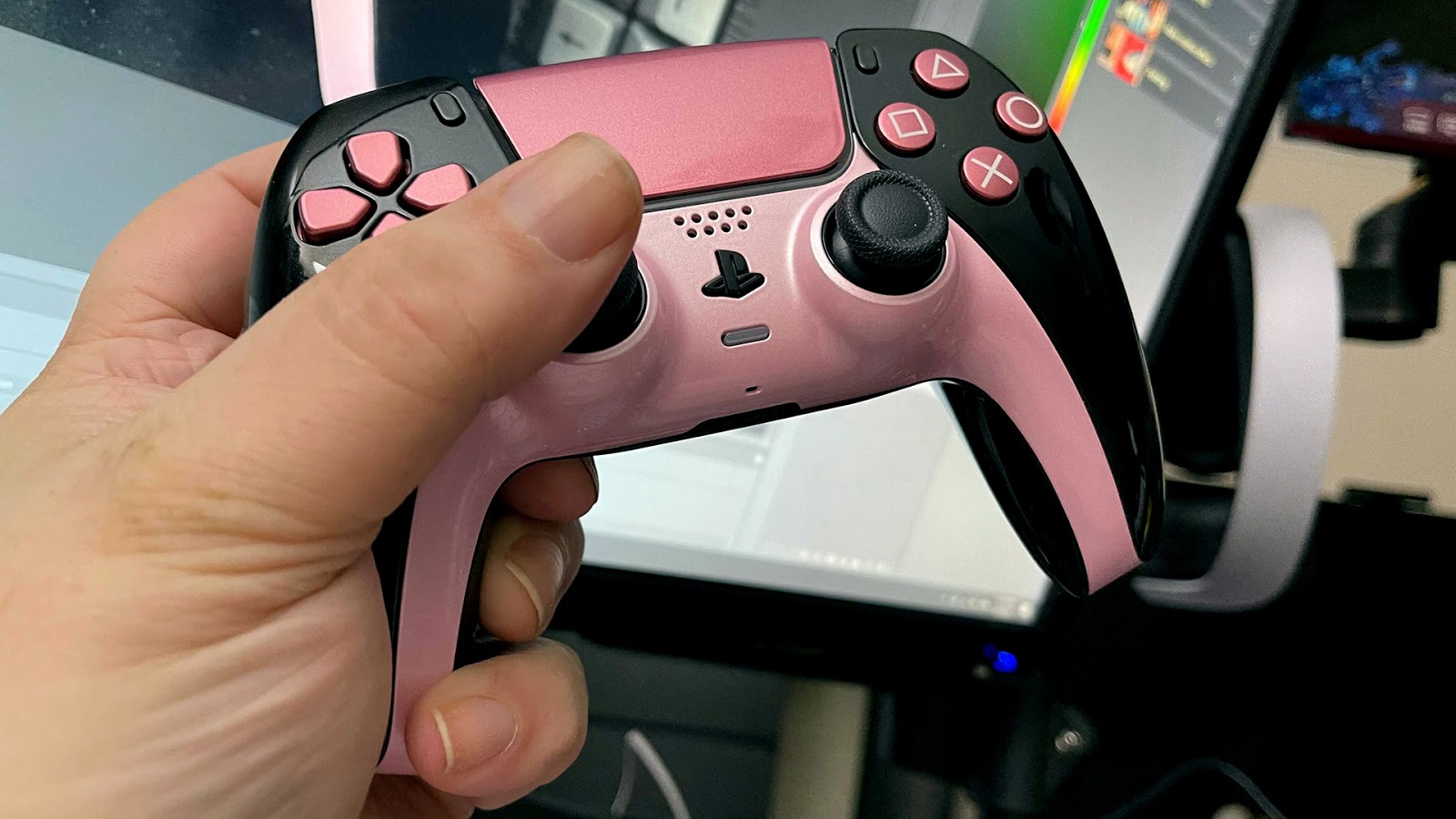 My hands are the size of very large human hands.  (Photo: Mike Fahey / Kotaku)