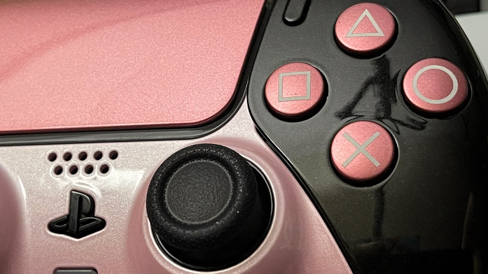 I dig the white icons on the buttons. I would have gone black, and would have been wrong to do so.  (Photo: Mike Fahey / Kotaku)