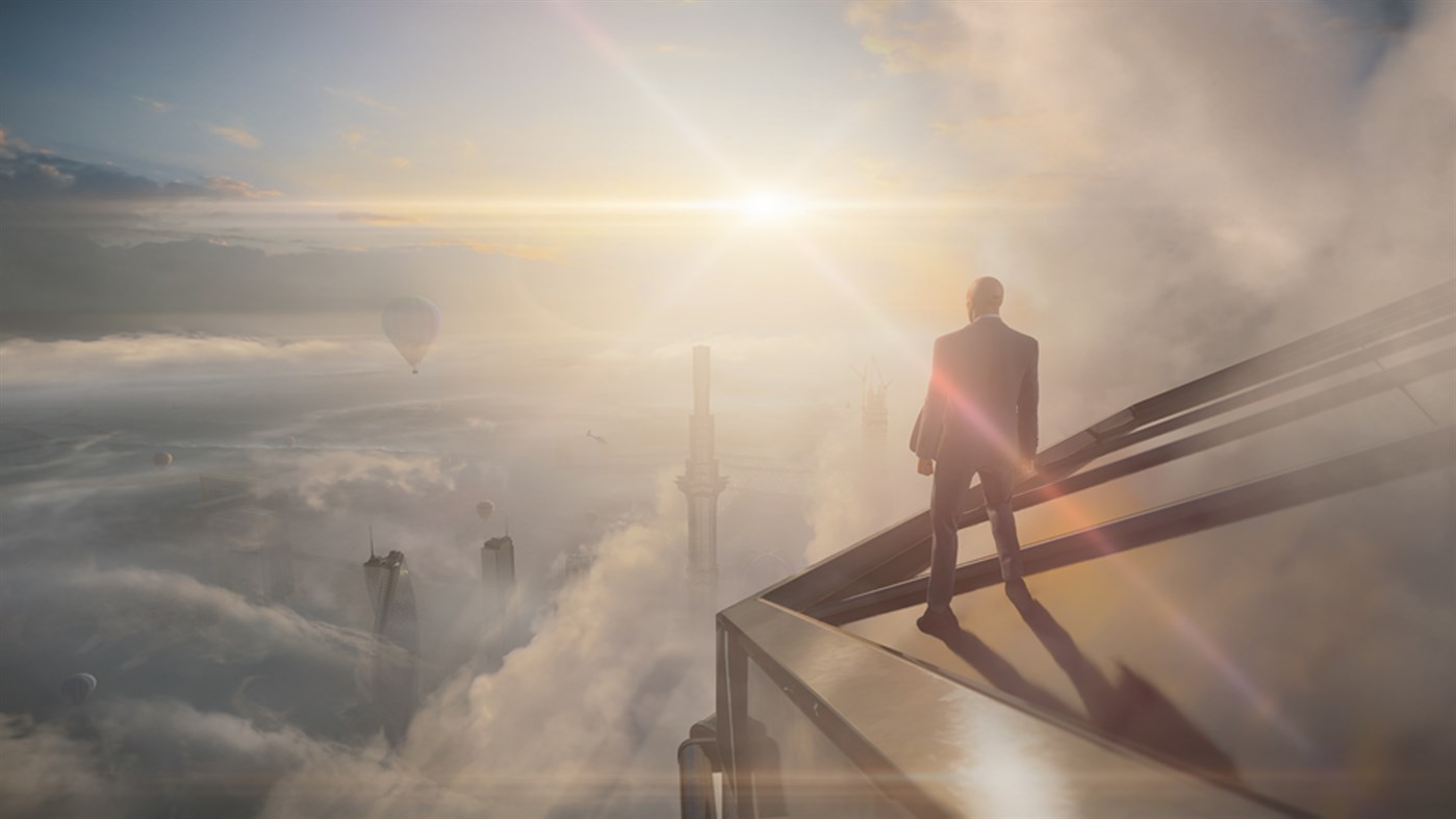 Agent 47 stands above the cloud line in Dubai. (Screenshot: IO Interactive)
