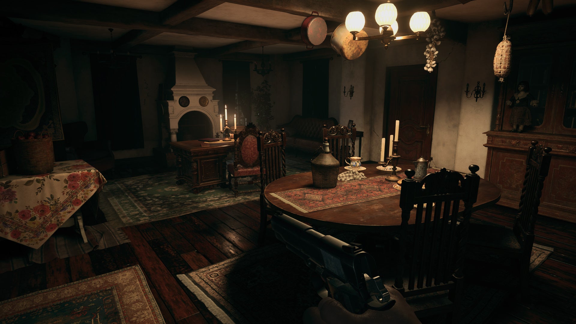 What a charming home. I sure hope nothing bad happens here. (Screenshot: Capcom / Kotaku)