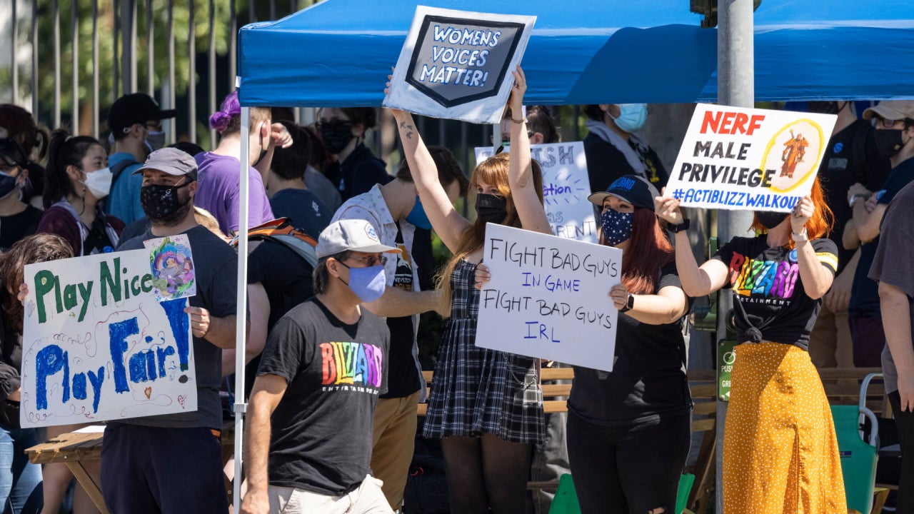 Hundreds of Activision Blizzard employees protested outside the Blizzard offices in Irvine, California last week. (Photo: David McNew, Getty Images)