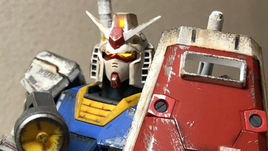 Present-wise, Gundam models are better than boring old neckties.  (Image: Tokyoboy070I/Twitter)