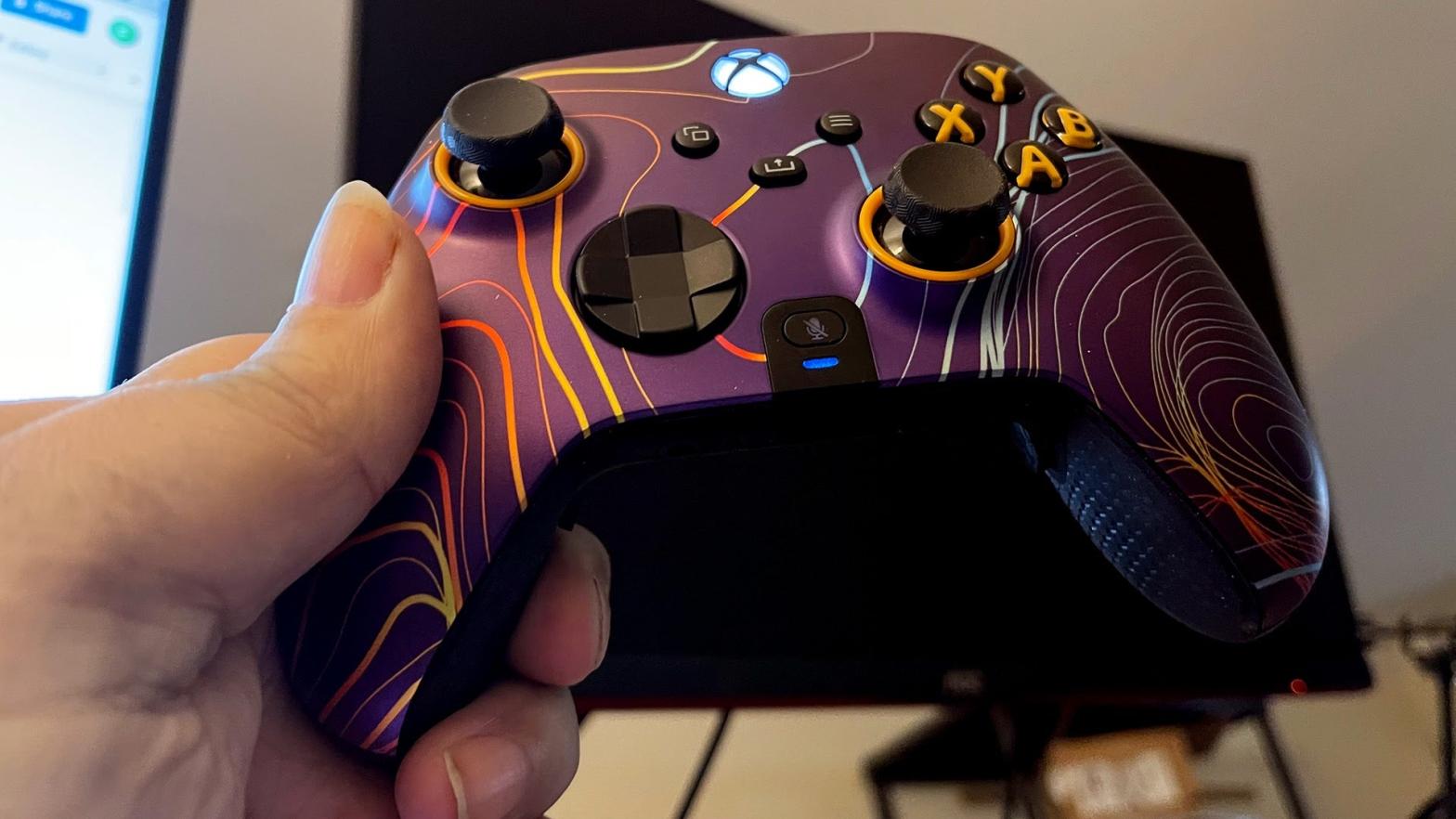 Mind the giant hands. The controller is normal size.  (Photo: Mike Fahey / Kotaku)