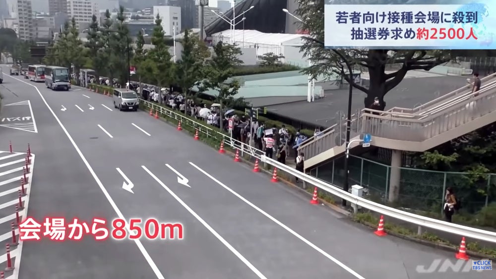 The line stretched at least 850 meters long. According to other reports, it was even longer.   (Screenshot: JNN/YouTube)