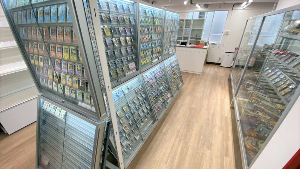 On the second floor, there are older collectible cards for sale.  (Photo: 運営会社@Press)