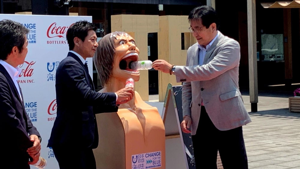 Feeding a Titan plastic bottles instead of human flesh.  (Photo: CHANGE FOR THE BLUE in大分実行委員会)