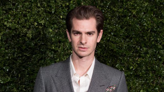 Andrew Garfield Unconvincingly Denies Spider-Man: No Way Home Appearance After Set Image Leaks