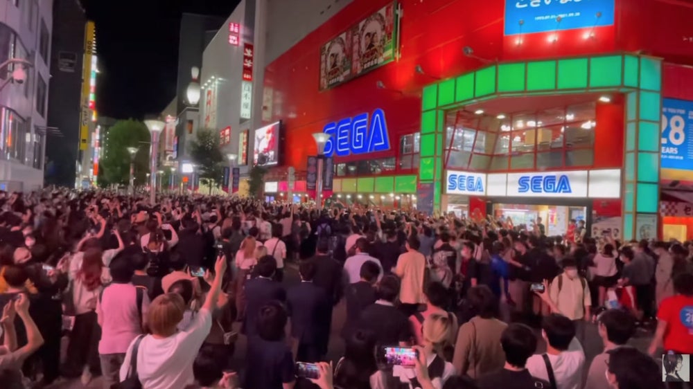 Fans say goodbye to a landmark Sega arcade.  (Screenshot: メダるず medaaaals in Japan | YouTube)