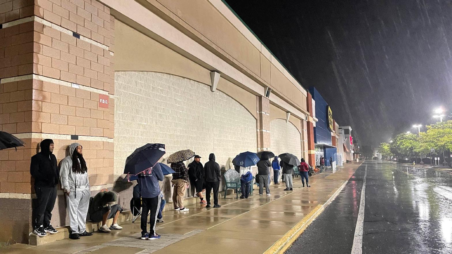 Eager gamers weather the rain at a Washington, D.C., Best Buy before sunrise. (Photo: NathanBacaTV / Twitter, Other)
