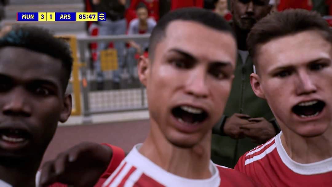 My face when I see eFootball 2022's graphics. (Screenshot: EpicPes / Kotaku)