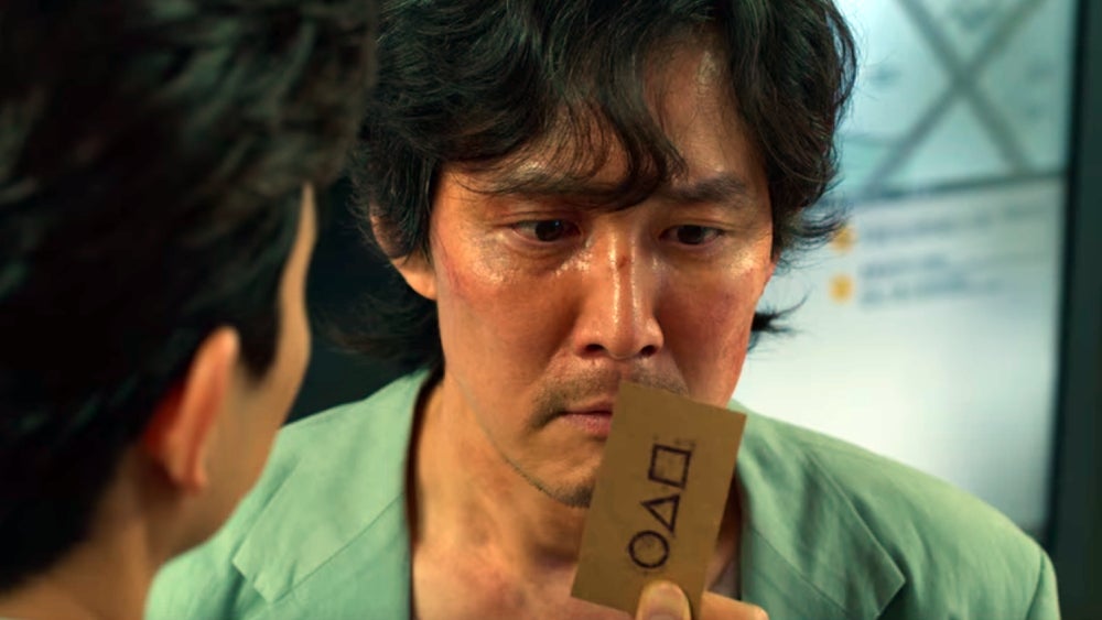 That's a real phone number you're looking at, Lee Jung-jae.  (Screenshot: Netflix)