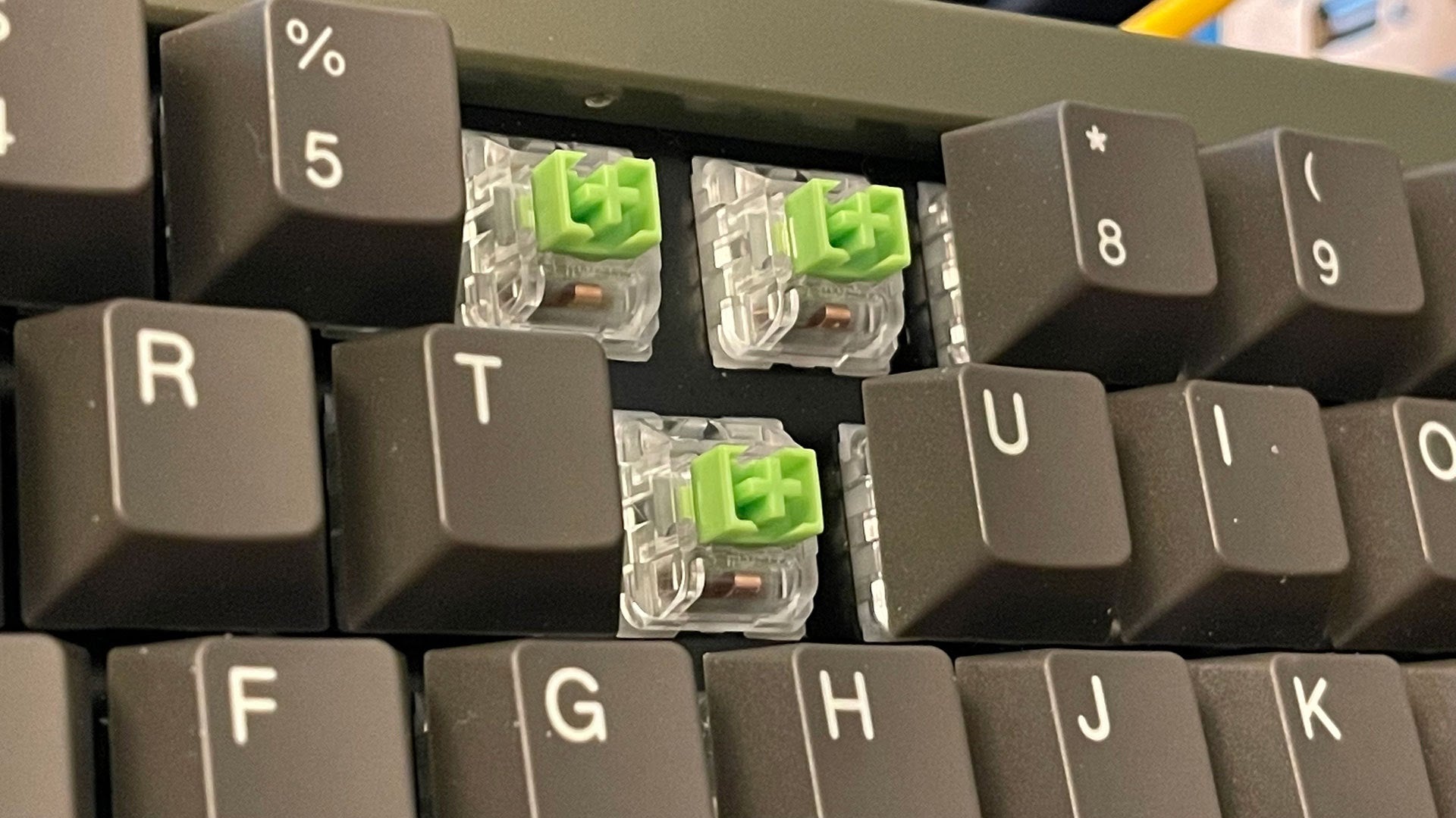Clicky switches for us loud ... people.  (Photo: Mike Fahey / Kotaku)