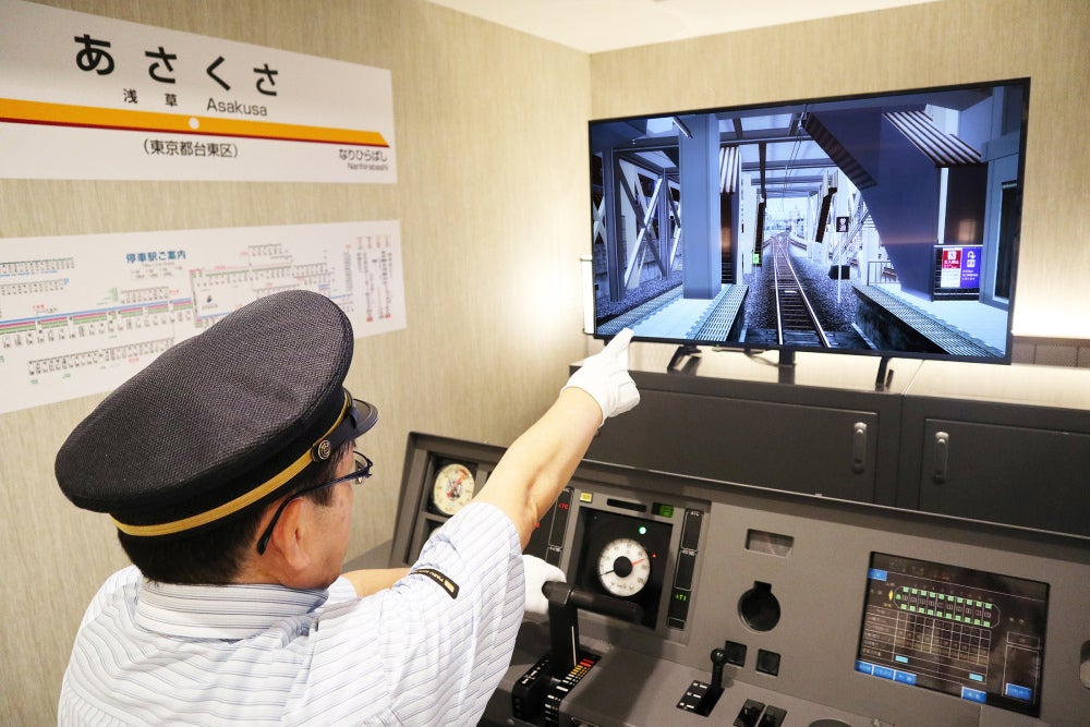 Japanese train drivers point to confirm the speed.  (Photo: Tobu)