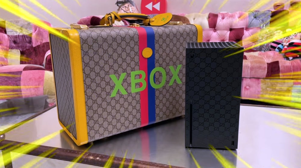 While the front and sizes of the Gucci Xbox Series X featured the GG monogram, the back does not. The HDMI cable and the plug are also not branded by the Italian fashion house.  (Screenshot: Hikakin TV/YouTube)