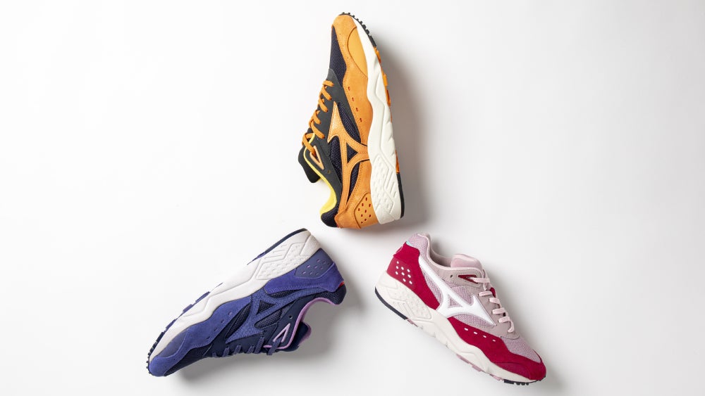 A side view of the shoes.  (Image: Mizuno)