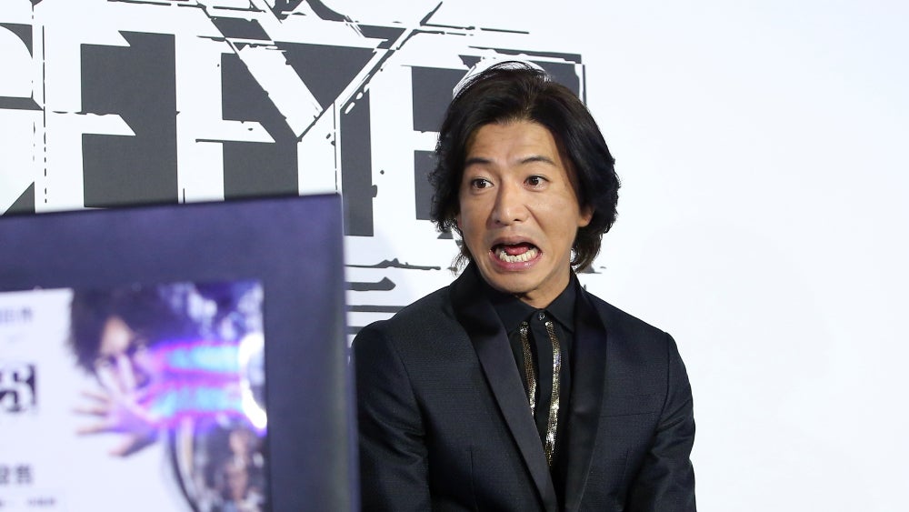 Takuya Kimura plays Lost Judgment at a 2018 press conference in Taipei.  (Photo: udn.com/Visual China Group, Getty Images)