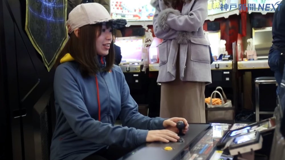 Tanukana showing off her gaming skills for the press.  (Screenshot: 神戸新聞社/YouTube/Kotaku)