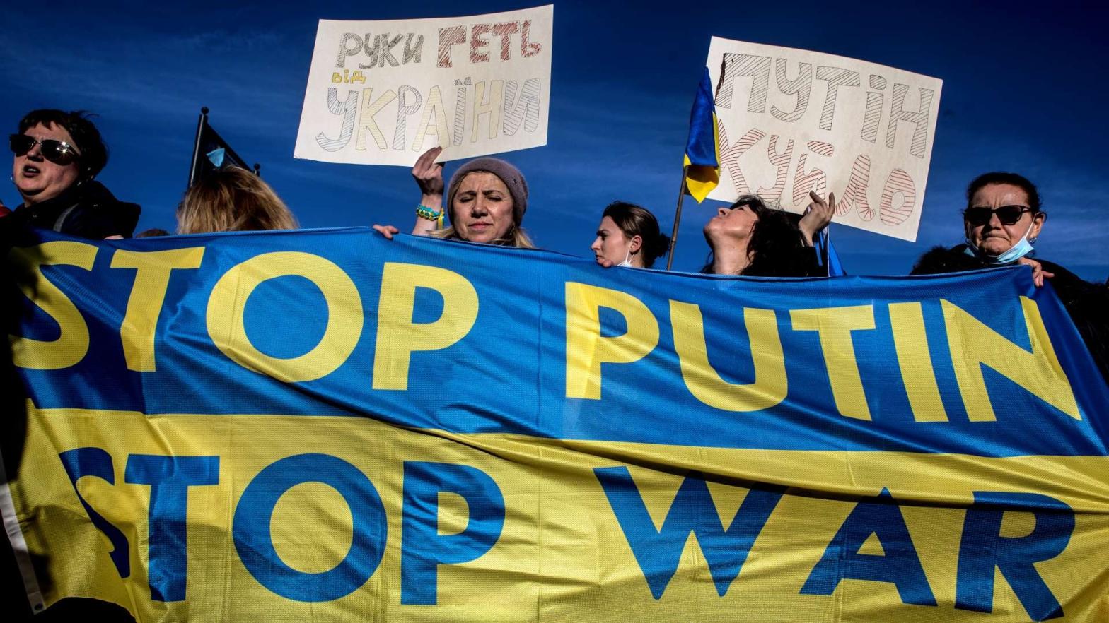 Protestors from the Christian Ukrainian Community of Rome hold banners in support of Ukraine following Russia's invasion. (Photo: Alessandra Benedetti-Corbis, Getty Images)